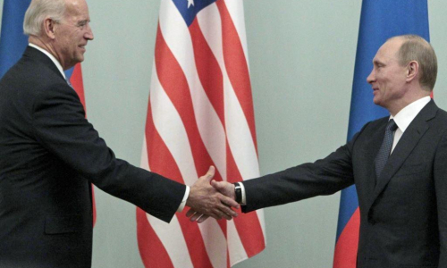 В России прокомментировали обложку журнала с Путиным и Байденом